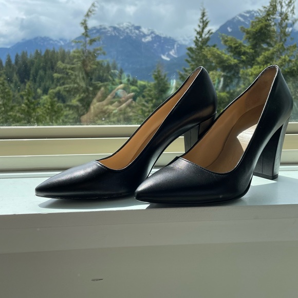 Gravity Pope Black pointed toe pumps - Picture 4 of 4